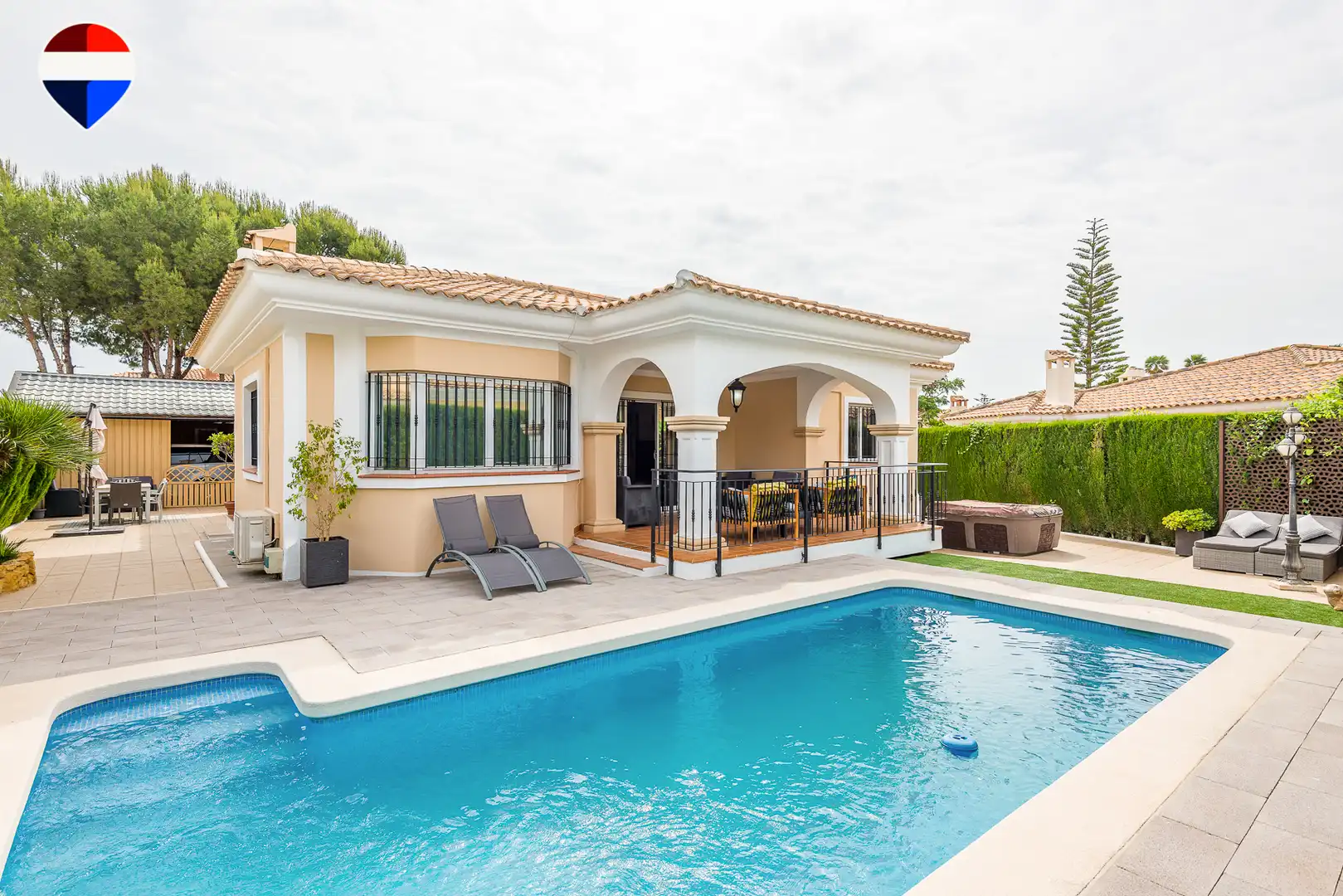 Vista exterior de Casa o chalet en venta en Mutxamel con Aire acondicionado, Terraza y Piscina