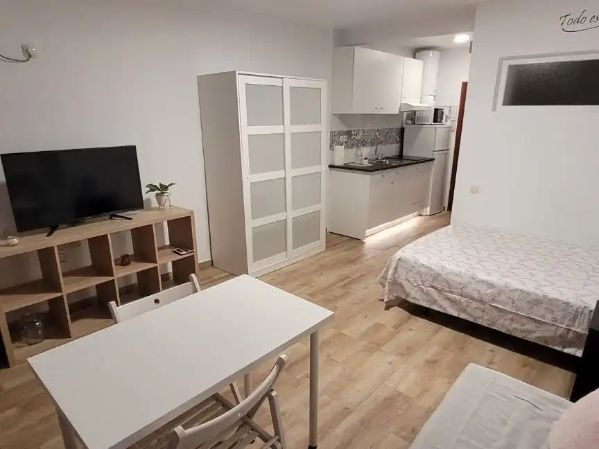 Schlafzimmer von Wohnung zur Miete in Roquetas de Mar mit Klimaanlage, Terrasse und Balkon