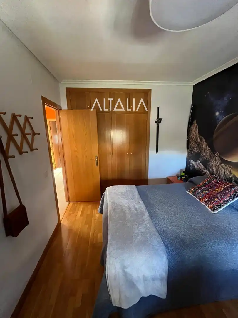Habitación de Casa adosada en venta en Cuenca con Calefacción, Piscina y Piscina comunitaria