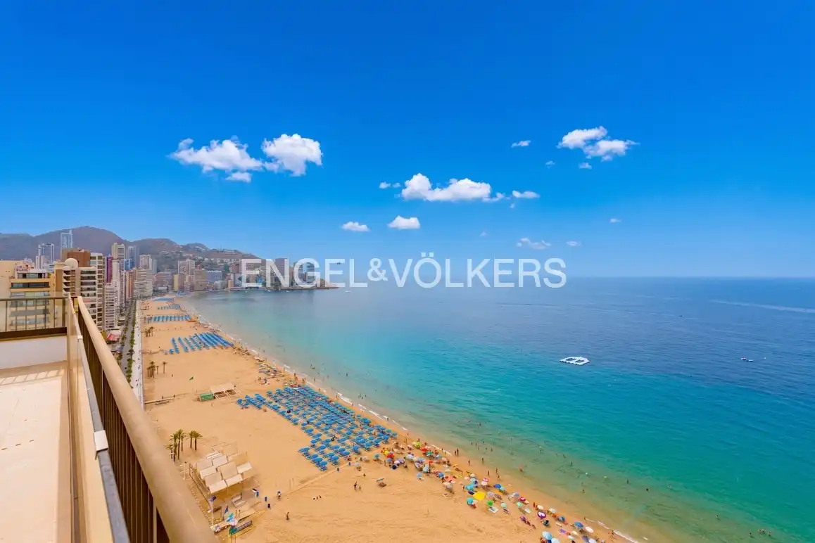 Außenansicht von Dachboden zum Verkauf in Benidorm mit Klimaanlage und Terrasse