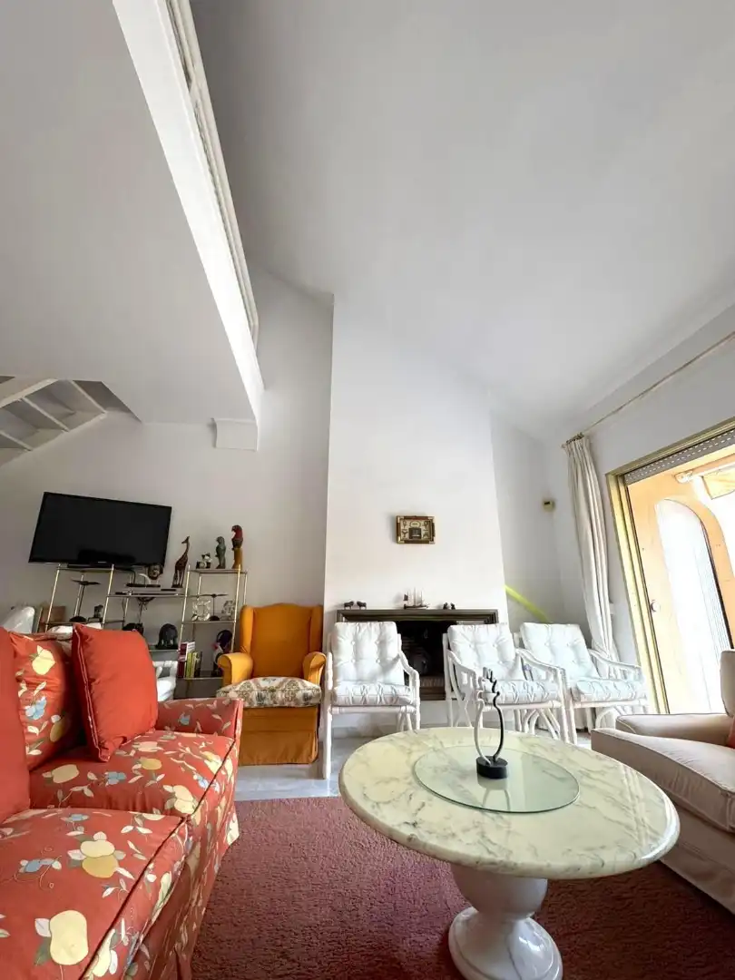 Sala de estar de Dúplex en venta en Marbella con Aire acondicionado, Terraza y Amueblado