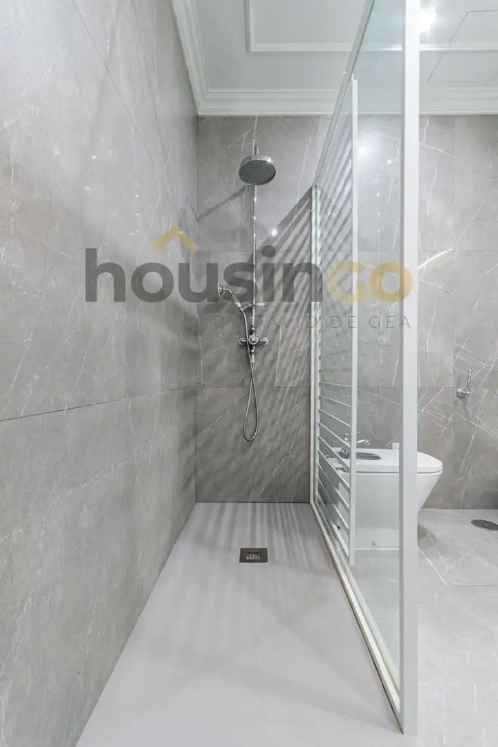 Bathroom of Flat for rent in Madrid  with Air Conditioner, Heating and Terrace