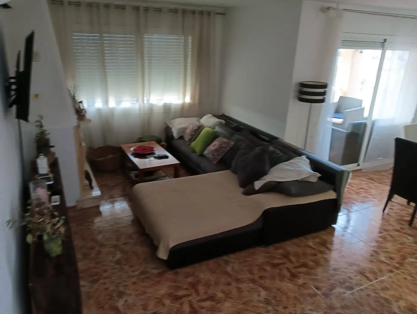 Sala de estar de Casa adosada en venta en Vilanova i la Geltrú con Aire acondicionado, Calefacción y Jardín privado
