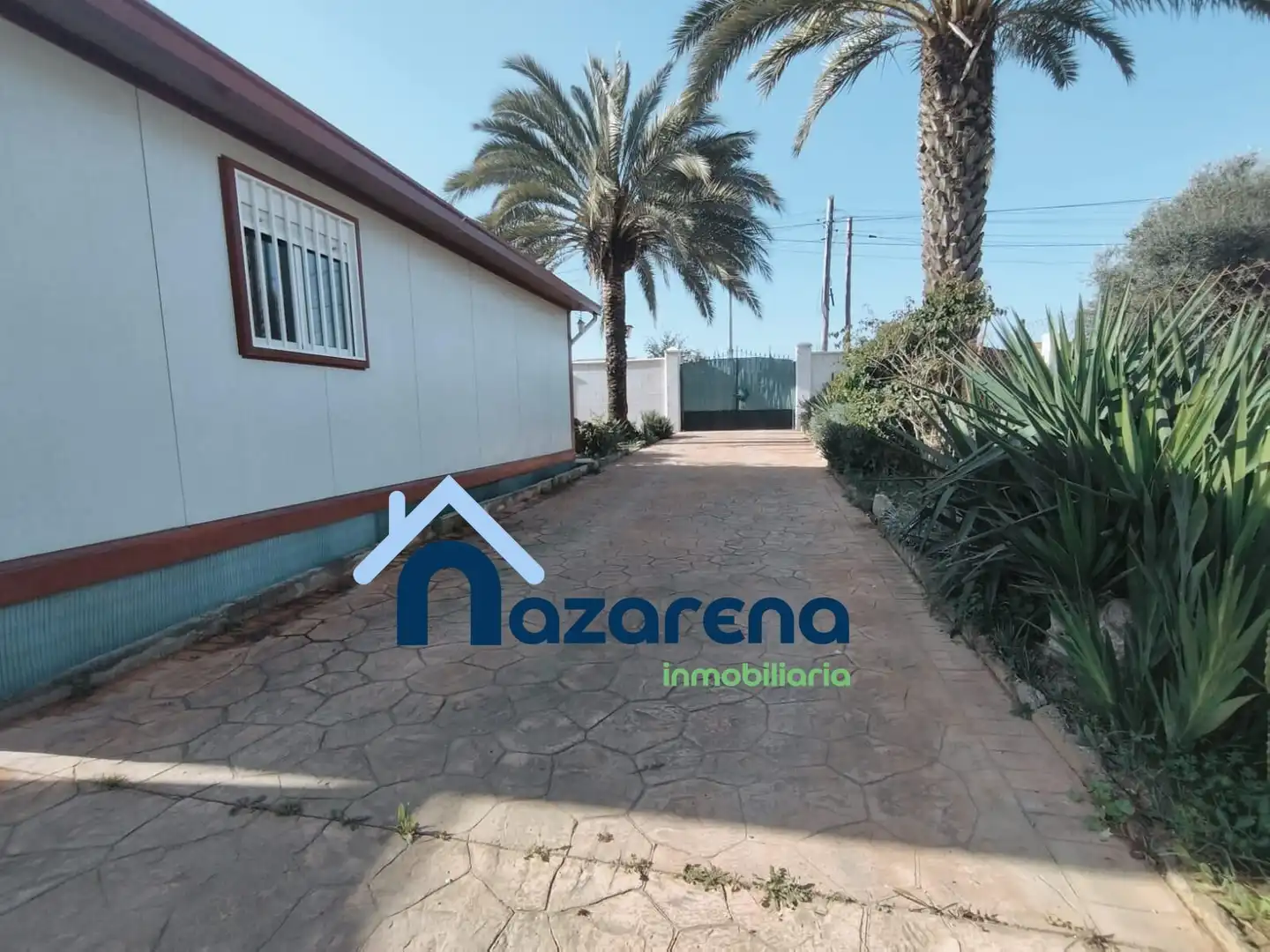 Vista exterior de Terreno en venta en Coria del Río