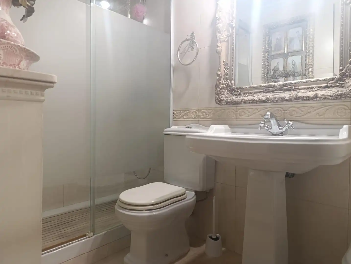Bathroom of Flat for sale in Sevilla  with Air Conditioner and Heating