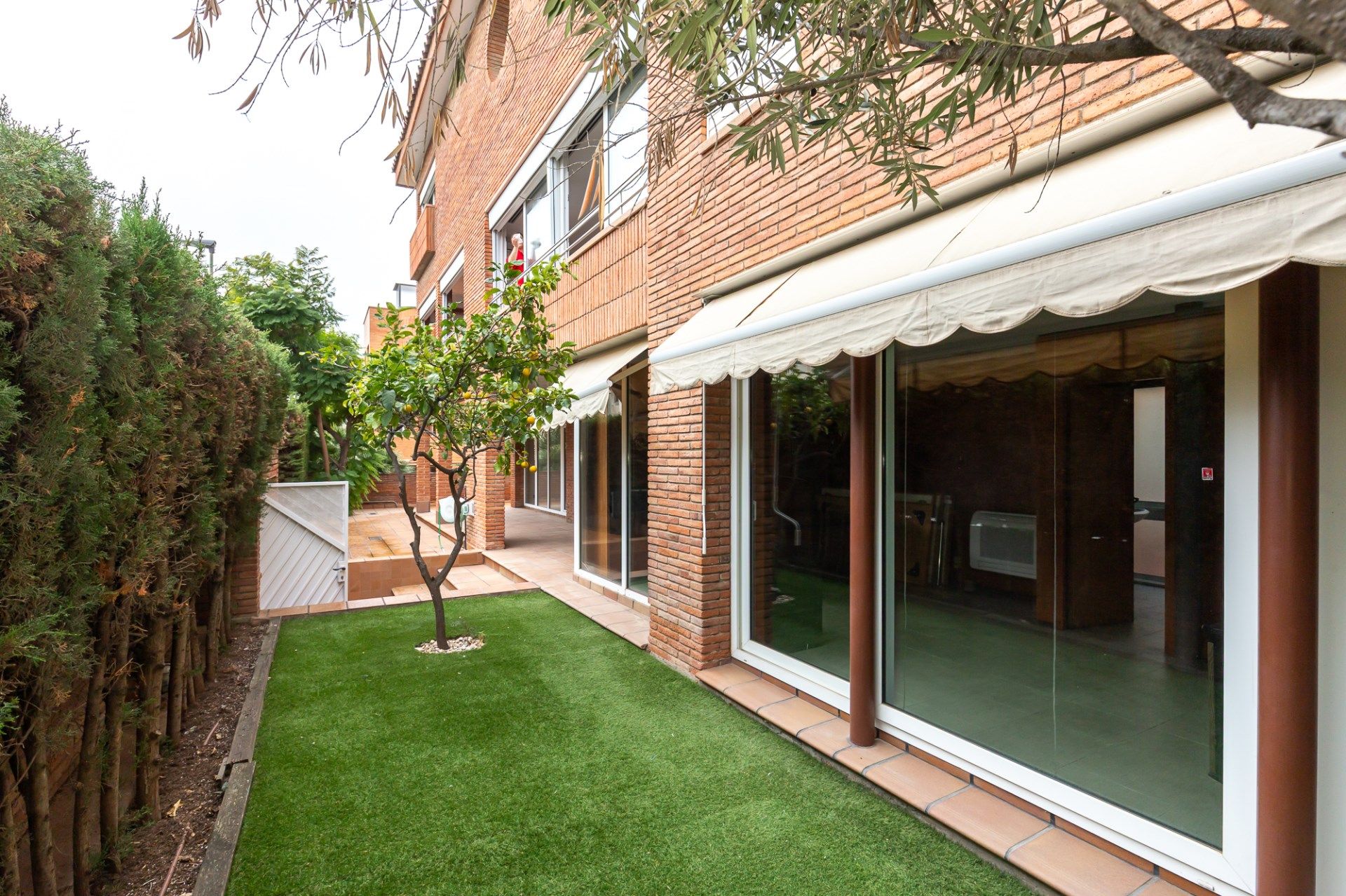 Jardí de Casa o xalet en venda en Esplugues de Llobregat amb Aire condicionat, Calefacció i Terrassa