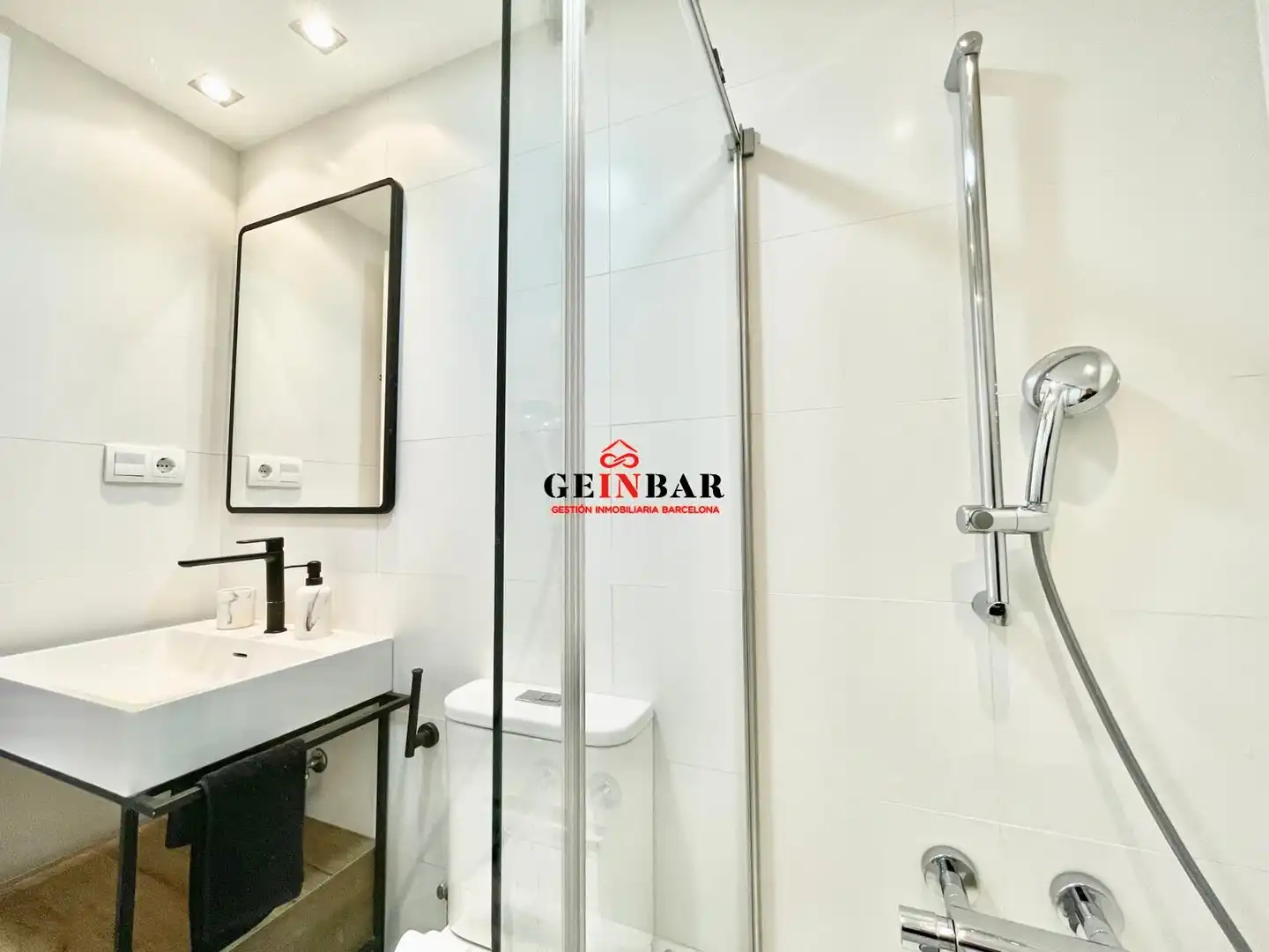 Badezimmer von Wohnung zum Verkauf in Barcelona mit Klimaanlage, Heizung und Parkett