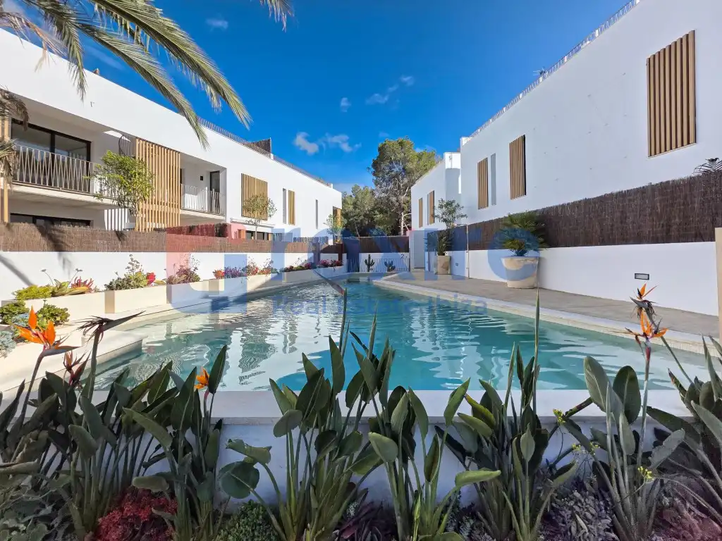 Vista exterior de Planta baixa en venda en Sant Antoni de Portmany amb Jardí privat, Terrassa i Piscina