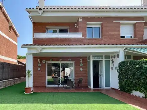 Casa aparellada amb terrassa en venda a Carrer Puigmal, imagen 3
