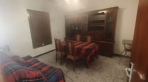 CASA CON PATIO Y COCHERA