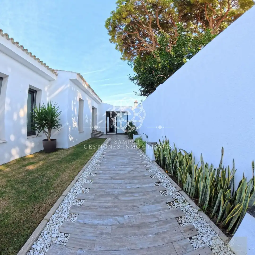 Vista exterior de Casa o xalet en venda en El Puerto de Santa María amb Calefacció i Piscina