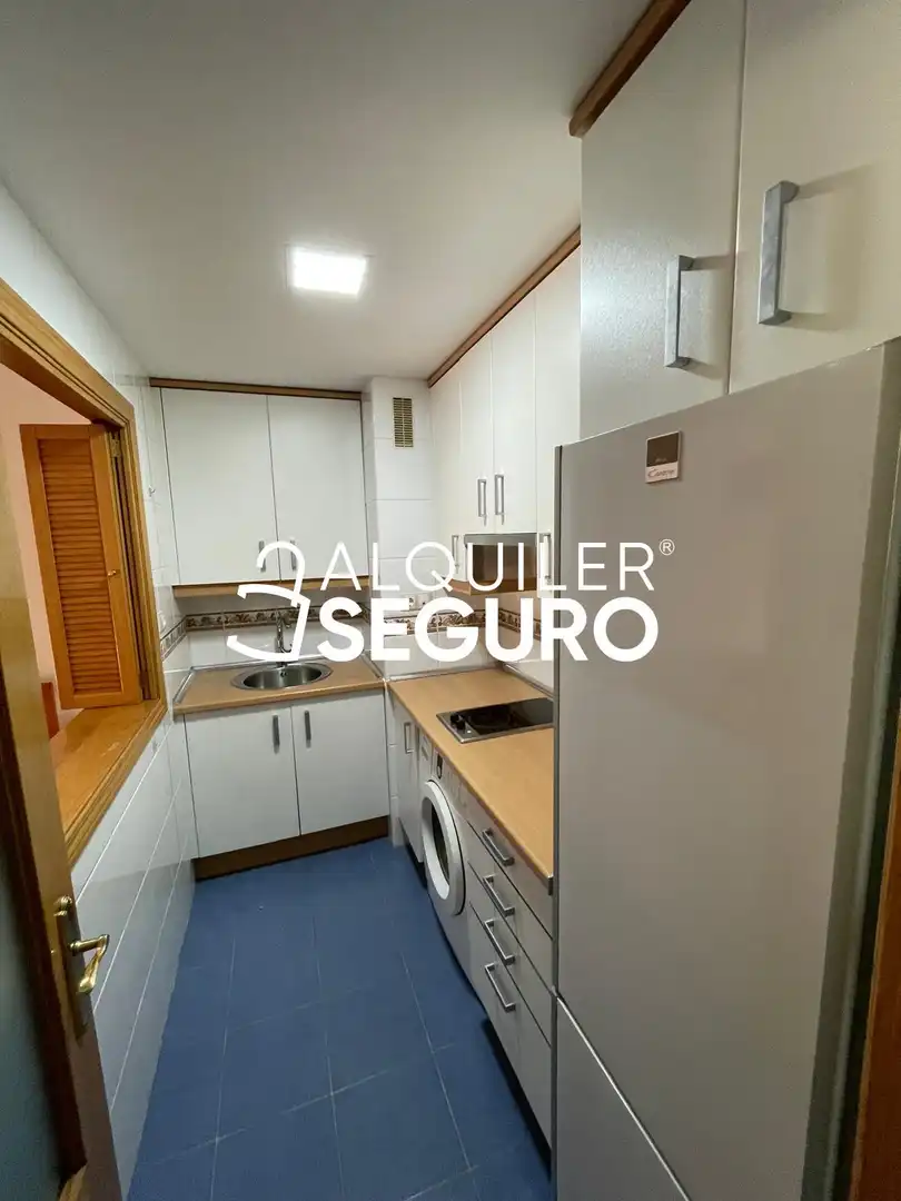 Cuina de Pis de lloguer en Madrid amb Aire condicionat, Calefacció i Moblat