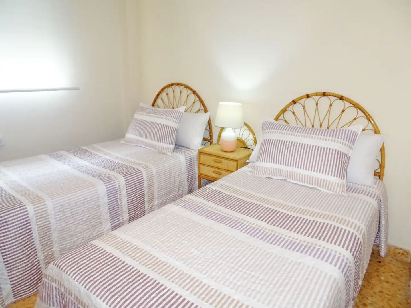 Dormitori de Apartament de lloguer en Gandia amb Aire condicionat, Terrassa i Moblat
