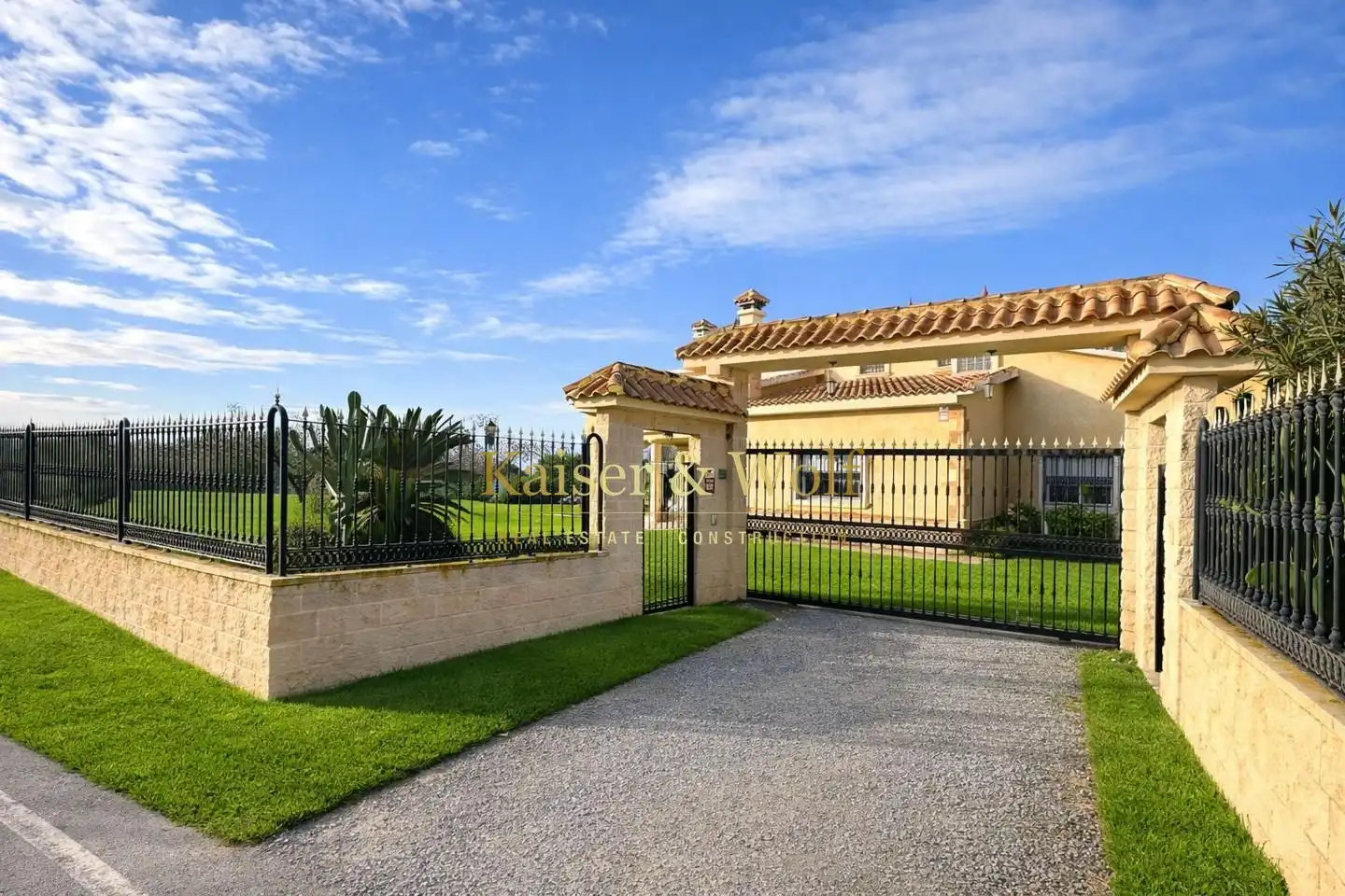 Vista exterior de Casa o xalet en venda en Elche / Elx amb Aire condicionat, Jardí privat i Piscina