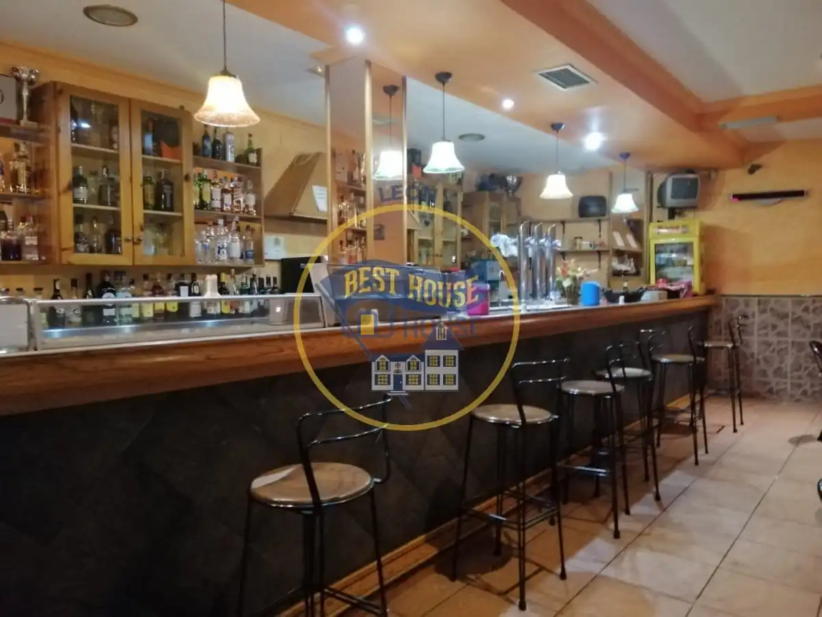 Edifici en venda en El Burgo Ranero  amb Alarma