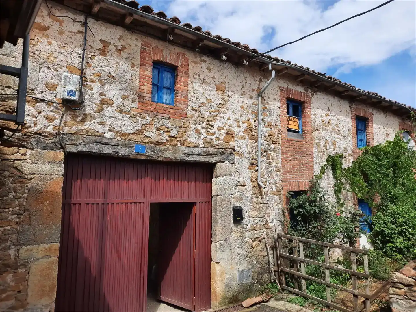 Vista exterior de Casa adosada en venda en La Ercina  amb Jardí privat i Moblat