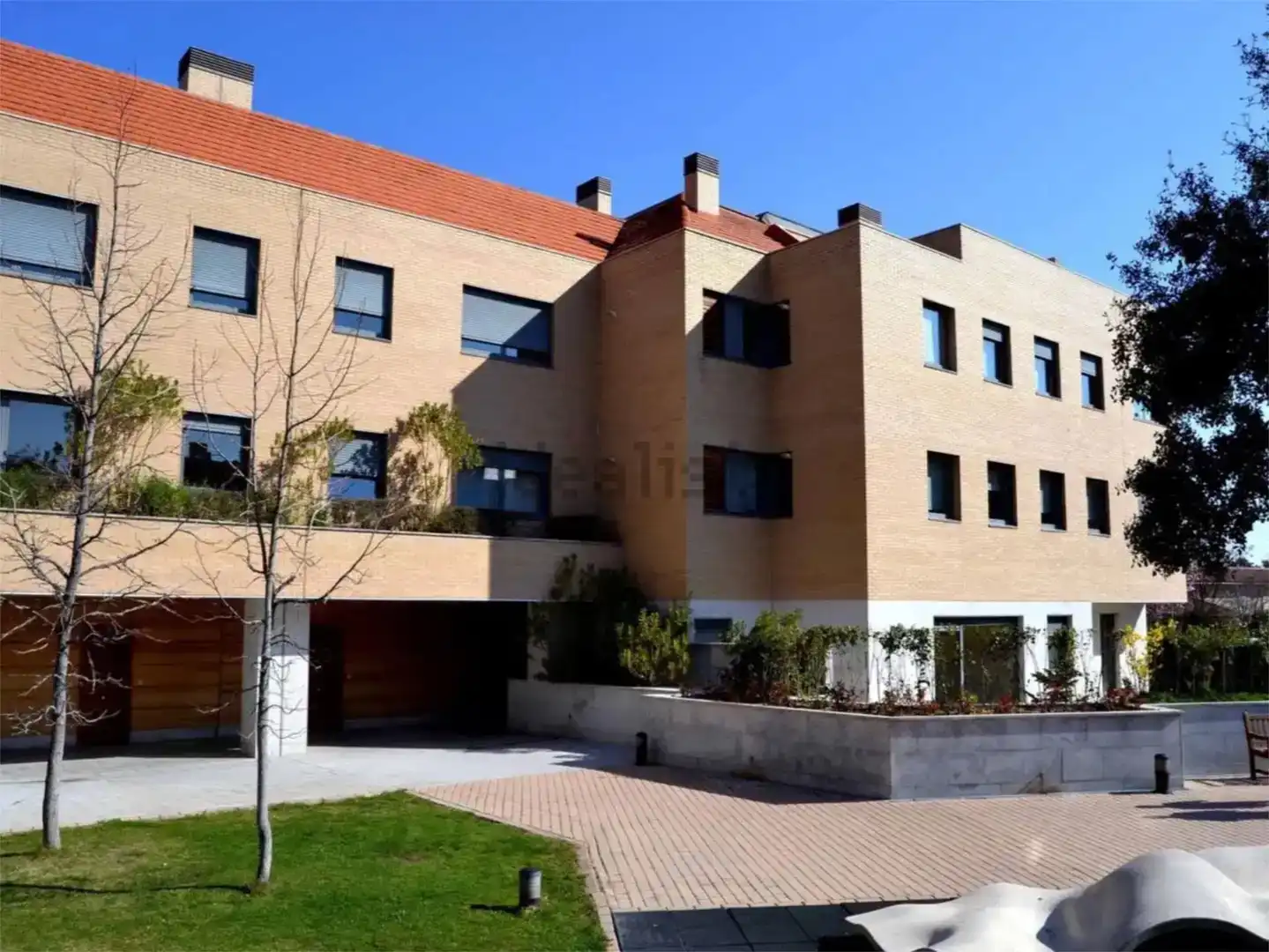 Vista exterior de Àtic en venda en La Moraleja amb Aire condicionat i Piscina