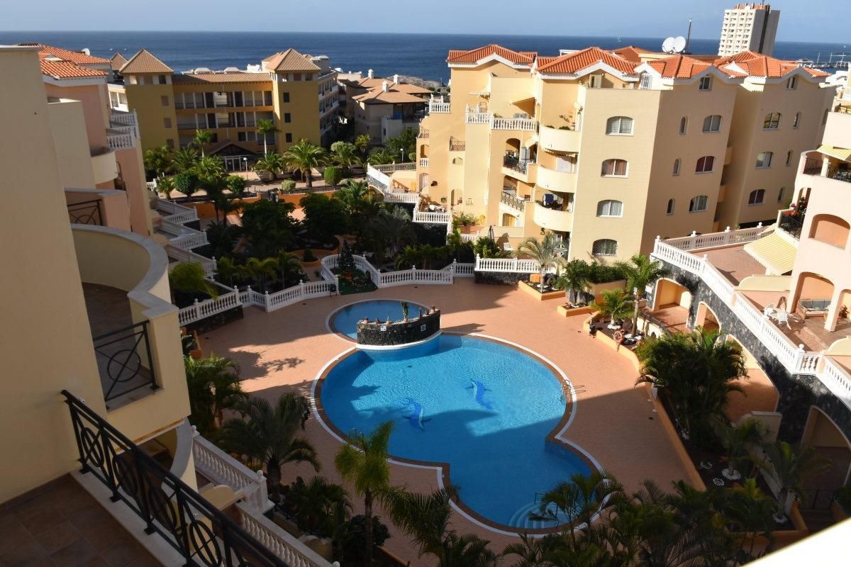 Vista exterior de Àtic en venda en Arona amb Aire condicionat, Jardí privat i Terrassa