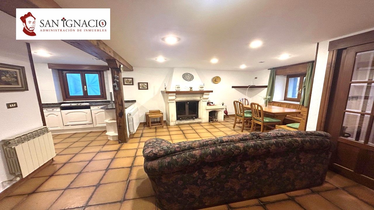 Casa adosada en venda en Villarcayo de Merindad de Castilla la Vieja amb Moblat i Balcó