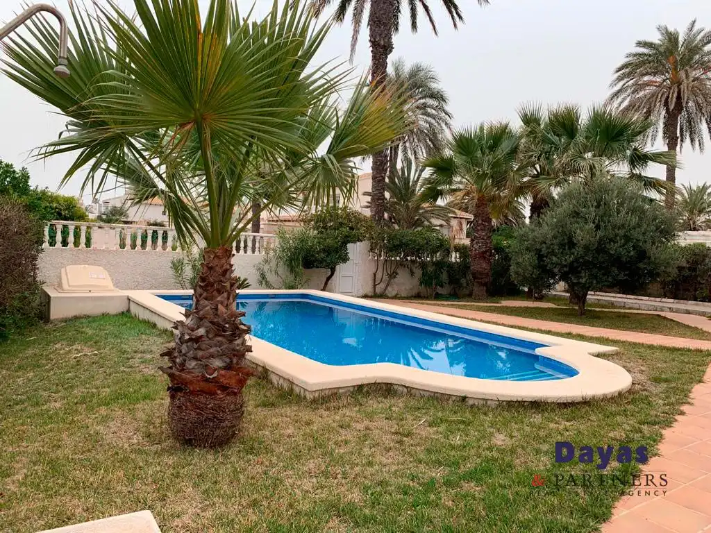 Jardí de Casa o xalet en venda en Orihuela amb Aire condicionat, Terrassa i Moblat
