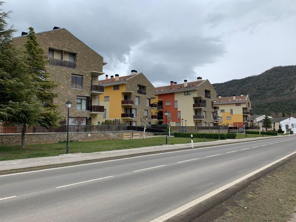 Vista exterior de Pis en venda en Puente la Reina de Jaca amb Traster i Piscina