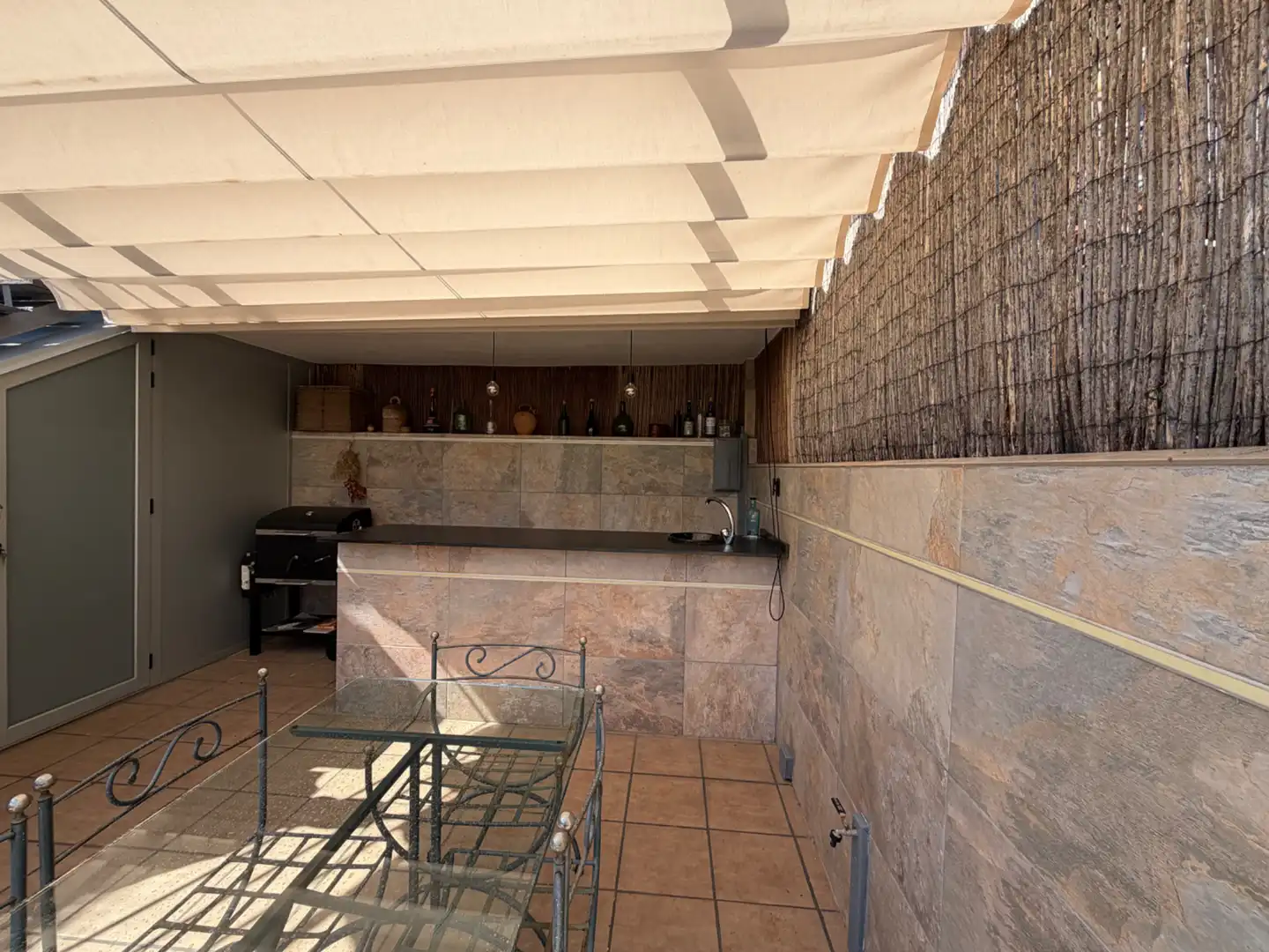 Terrasse von Einfamilien-Reihenhaus zum Verkauf in Sitges mit Klimaanlage, Heizung und Privatgarten