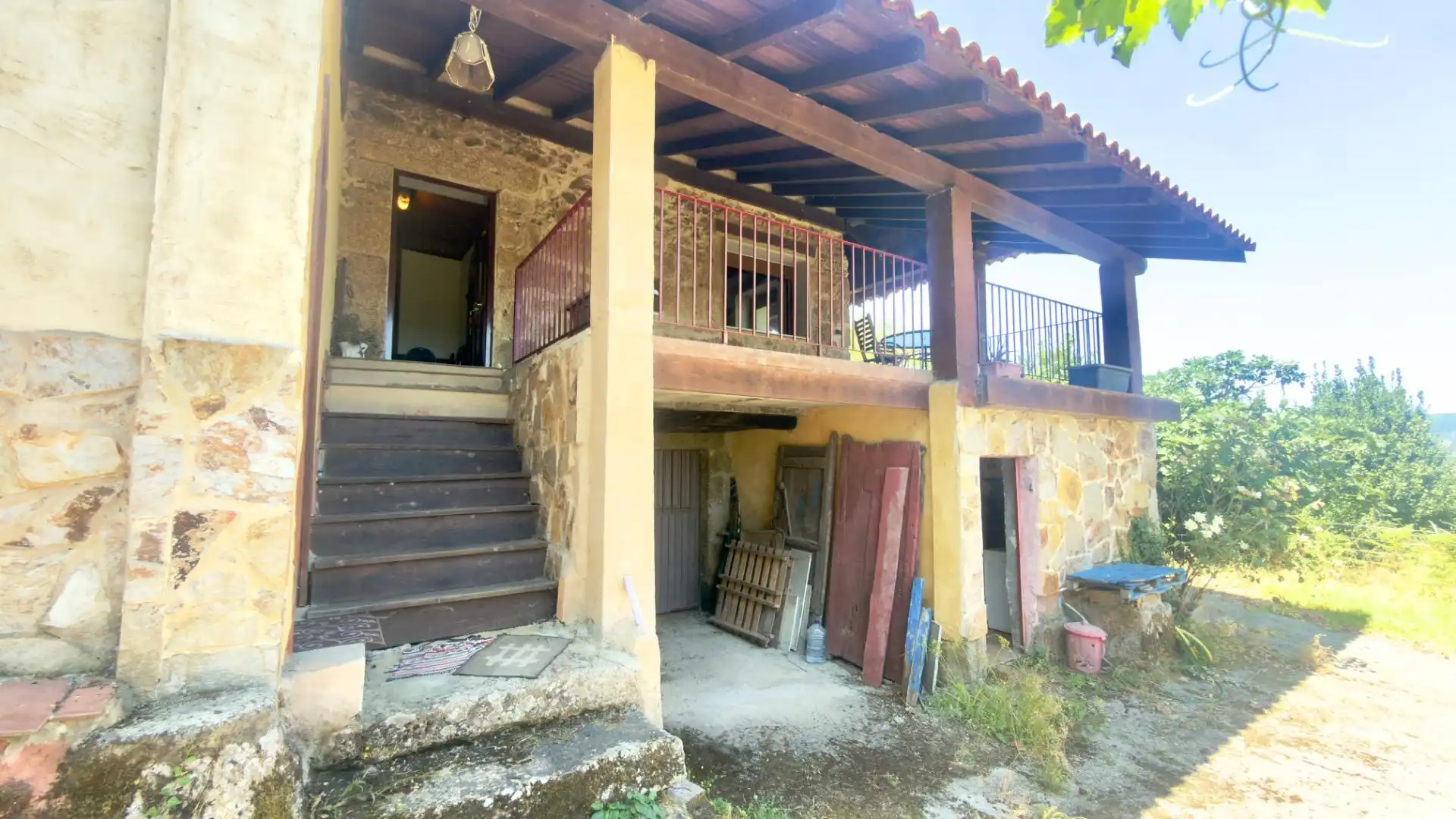 Vista exterior de Finca rústica en venda en Castrelo de Miño amb Jardí privat, Terrassa i Moblat