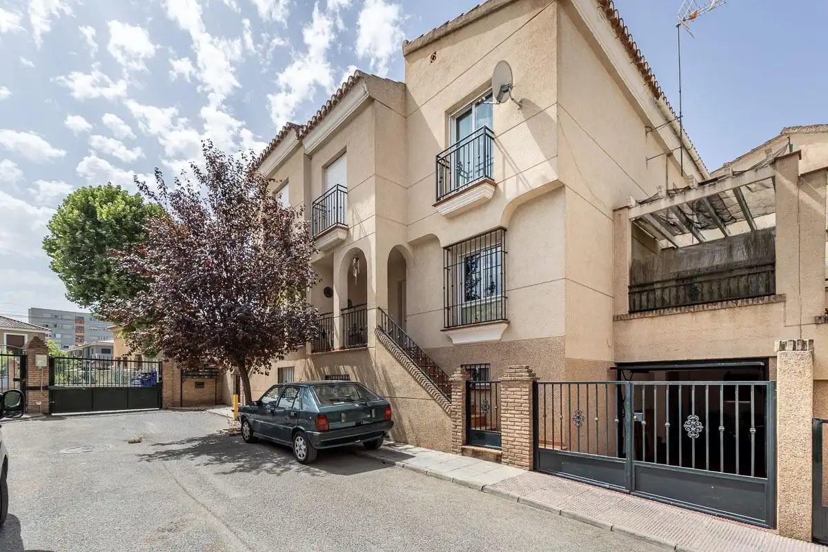 Vista exterior de Casa adosada en venta en Alhendín con Calefacción, Terraza y Balcón