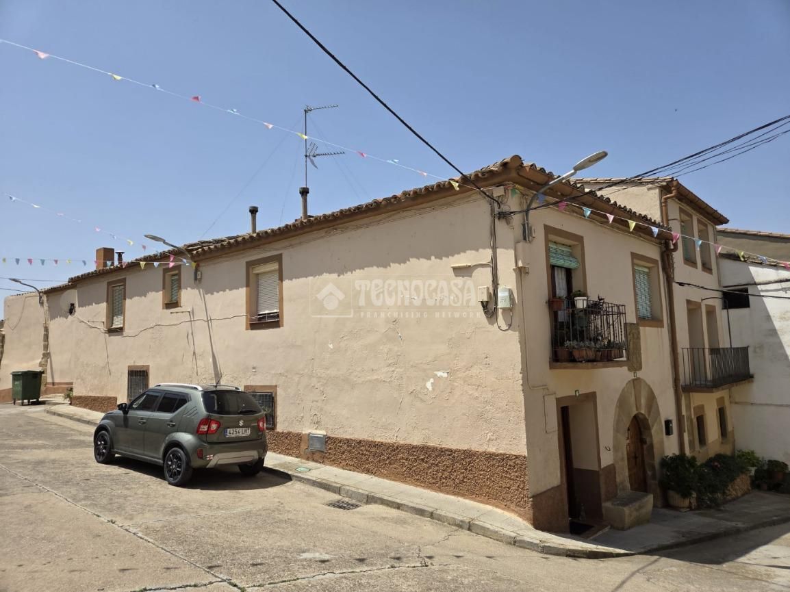 Vista exterior de Casa adosada en venda en Novales amb Calefacció