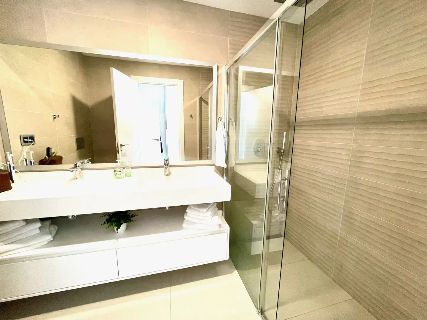 Baño de Apartamento de alquiler en Benidorm con Aire acondicionado, Trastero y Piscina comunitaria