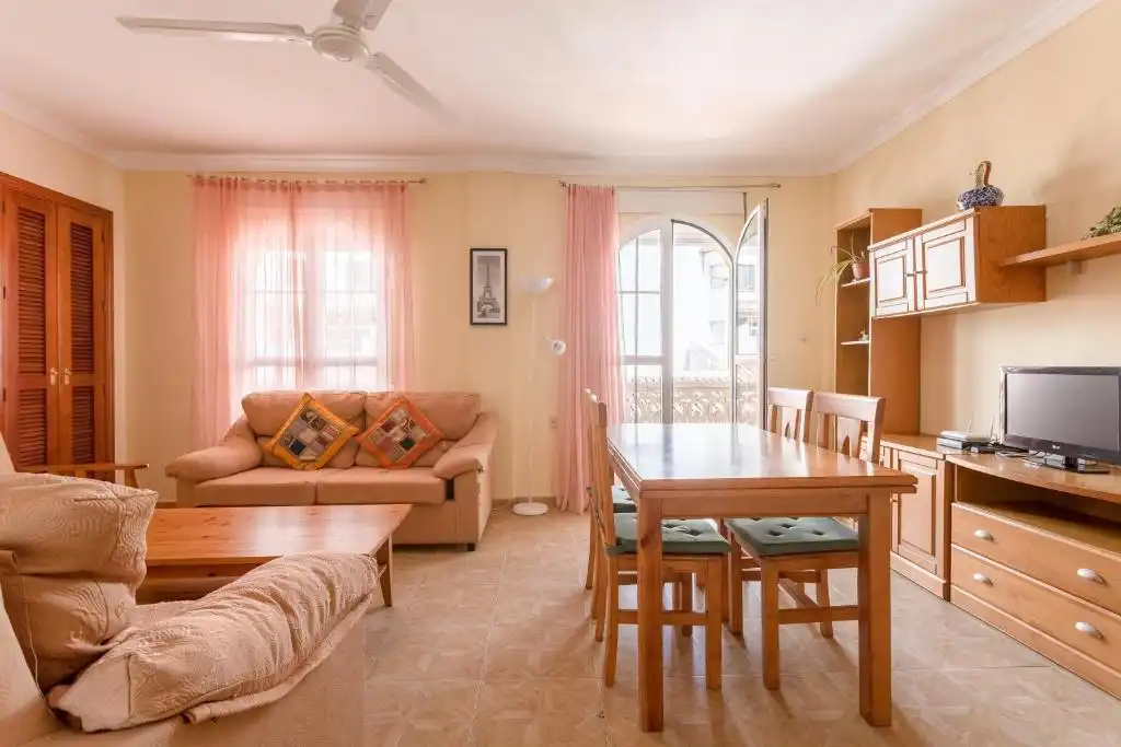 Sala d'estar de Casa adosada en venda en Valle de Abdalajís amb Terrassa, Moblat i Balcó