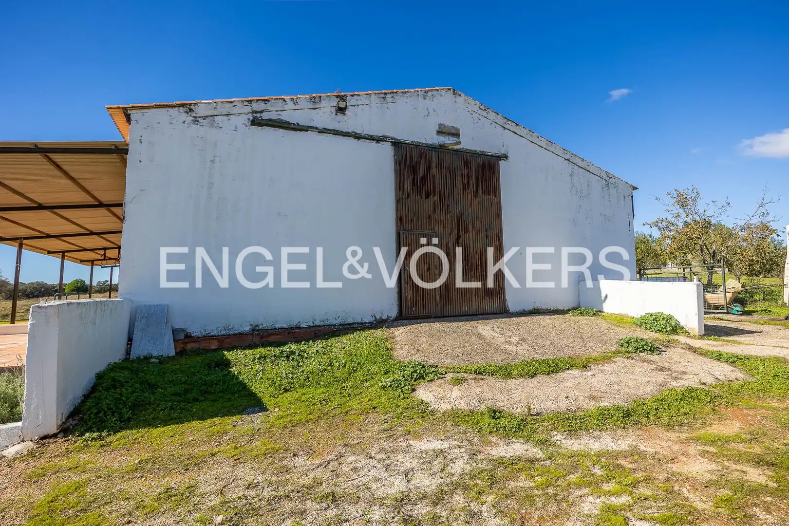 Vista exterior de Finca rústica en venda en Cazalla de la Sierra amb Calefacció