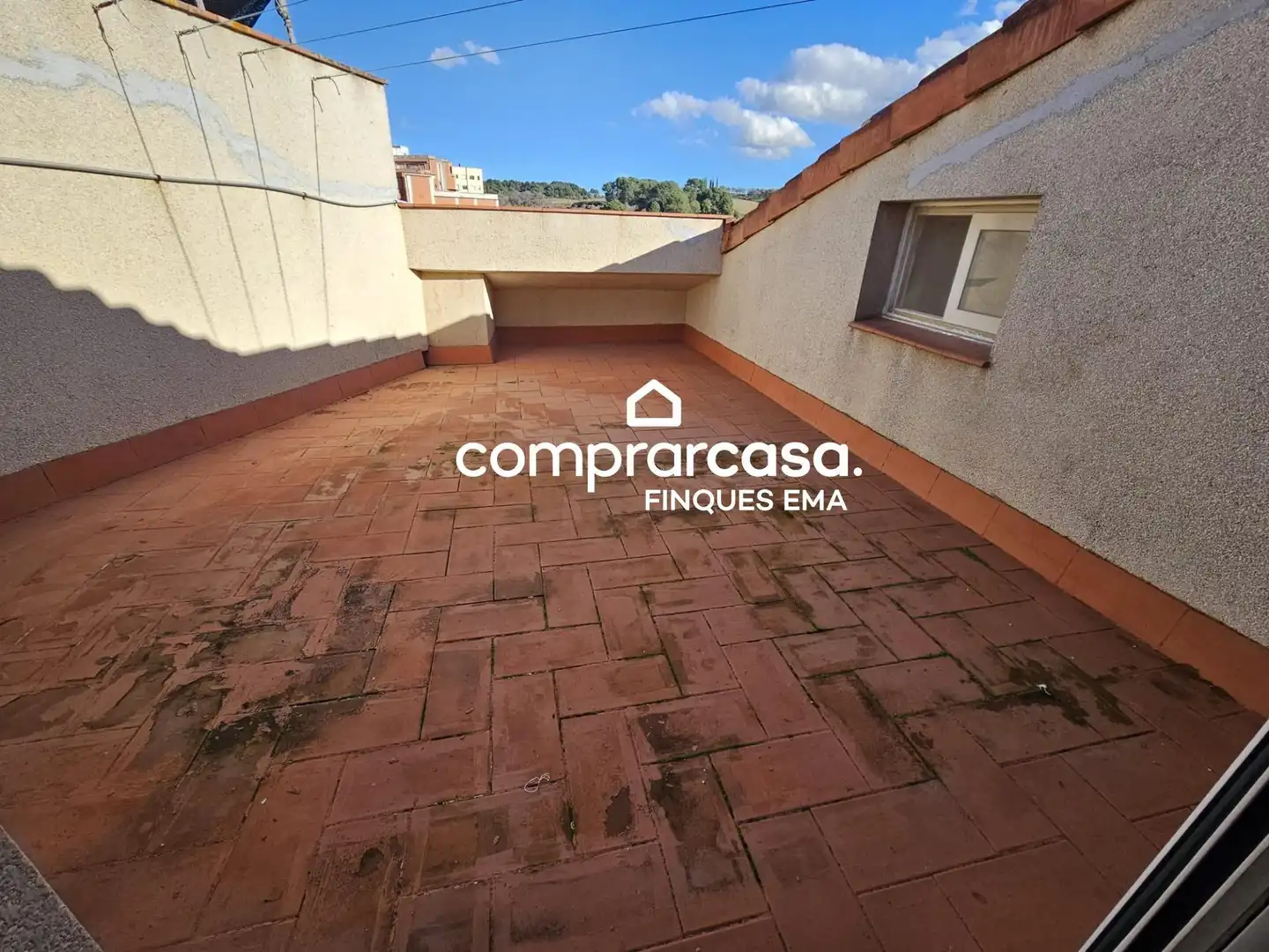 Vista exterior de Àtic en venda en Rubí amb Terrassa, Balcó i Piscina comunitària