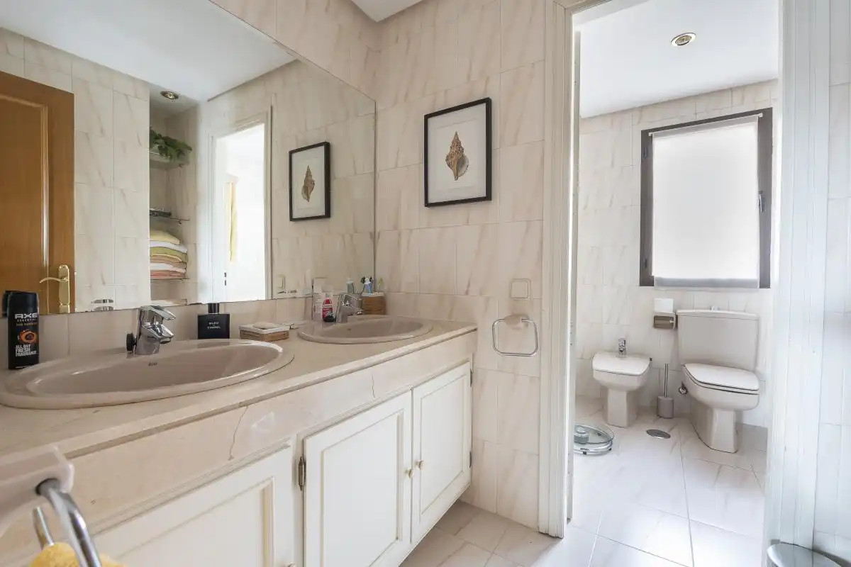 Baño de Casa adosada en venta en Madrid con Aire acondicionado, Calefacción y Jardín privado