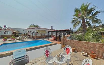 Vista exterior de Casa o xalet en venda en Alhaurín de la Torre amb Aire condicionat, Terrassa i Piscina