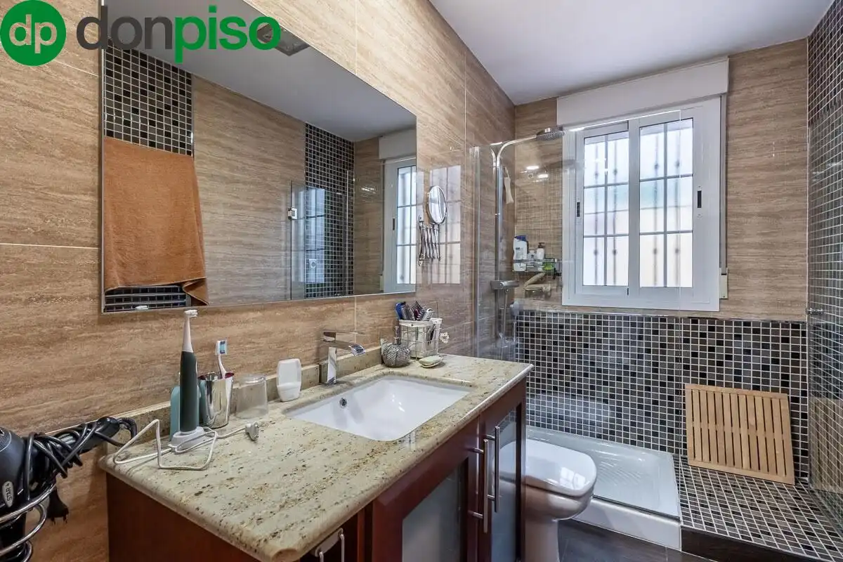 Bathroom of Houses for sale in Granada  with Air Conditioner, Heating and Terrace