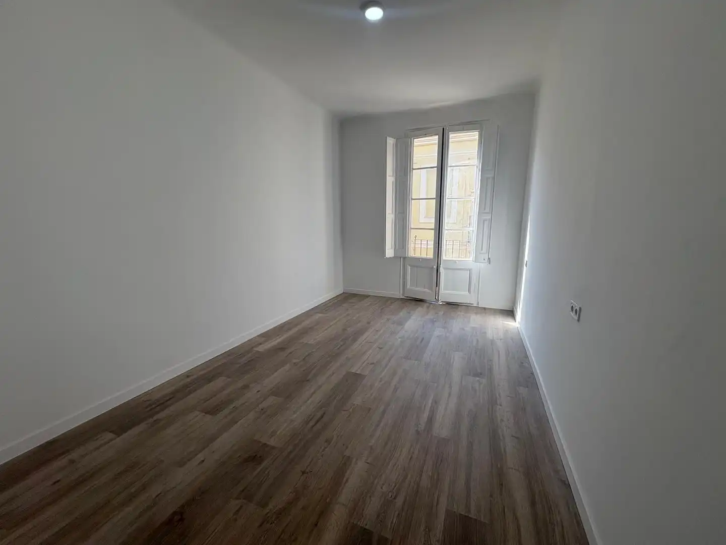 Dormitori de Pis de lloguer en Barcelona amb Parquet, Forn i Balcó