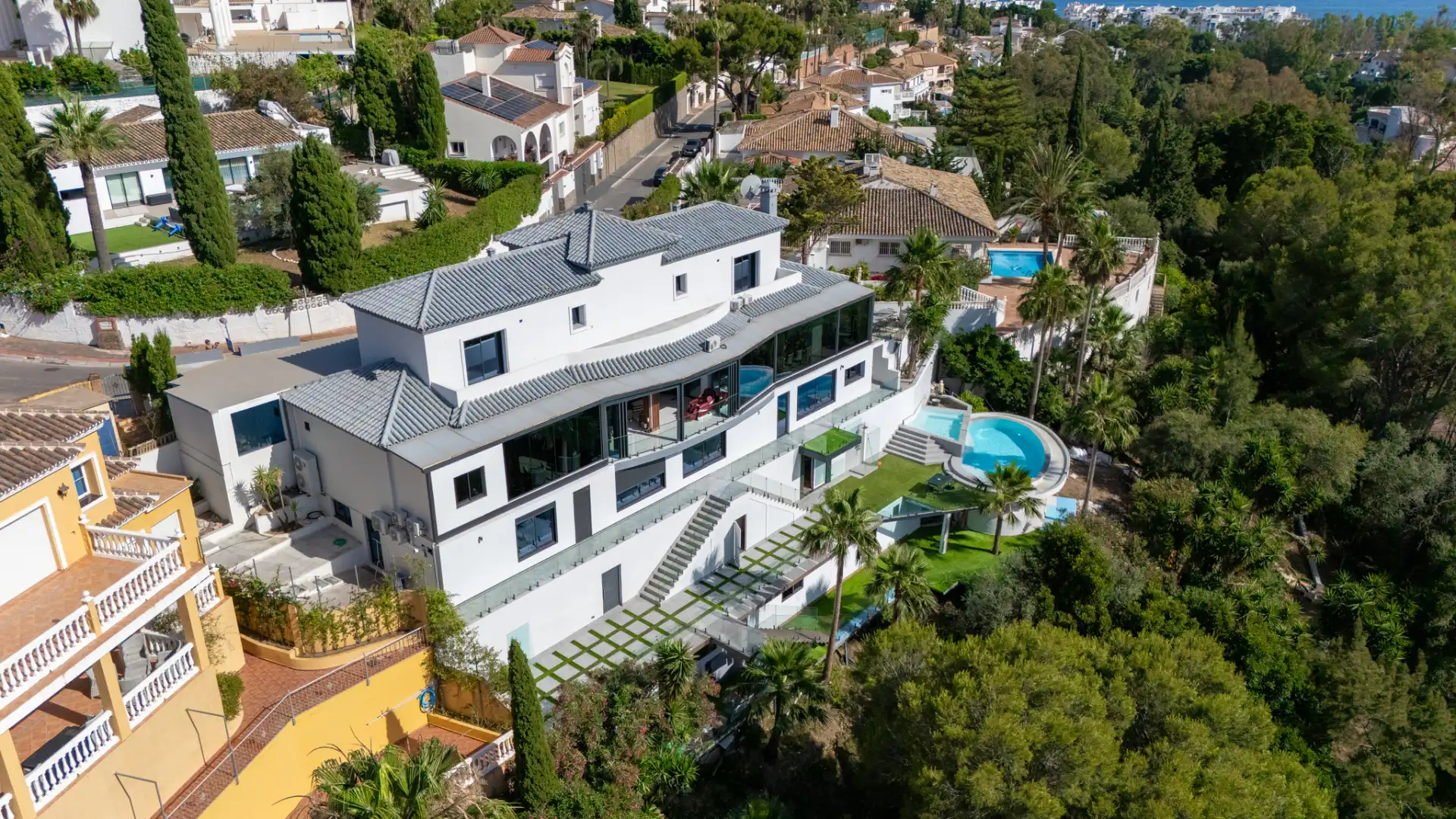 Vista exterior de Casa o xalet en venda en Benalmádena amb Aire condicionat, Calefacció i Jardí privat