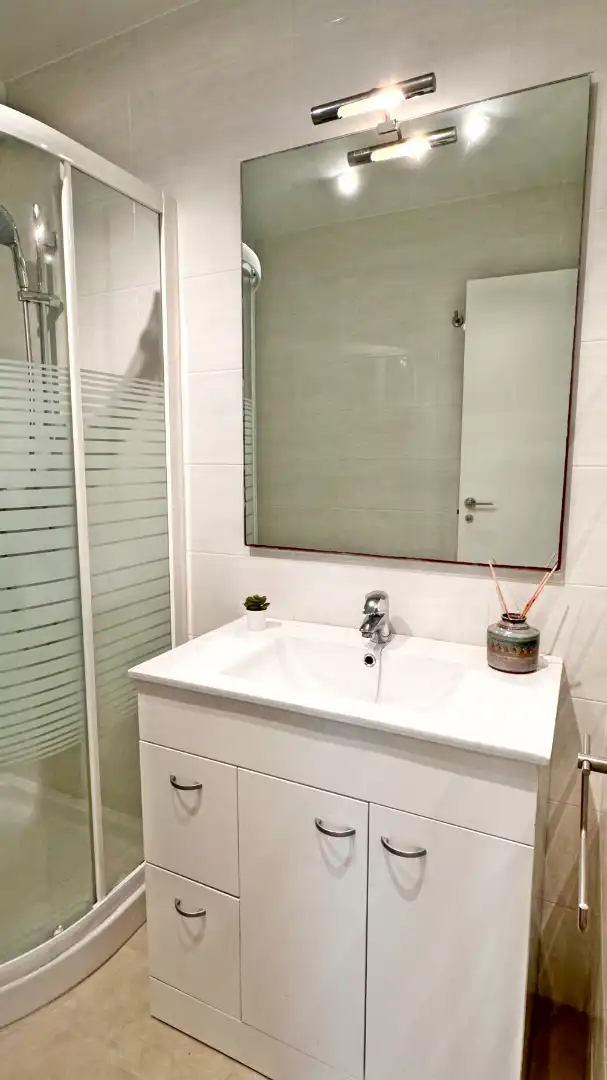Bany de Apartament de lloguer en Gandia amb Aire condicionat, Calefacció i Moblat