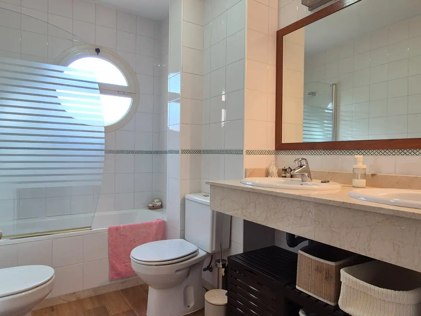 Baño de Casa adosada de alquiler en Alcalá de Guadaira con Aire acondicionado, Calefacción y Jardín privado
