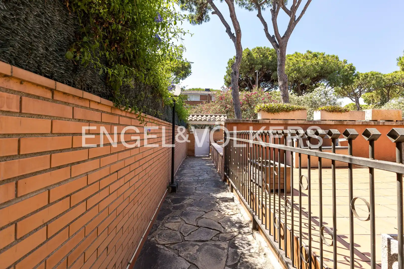 Vista exterior de Casa o xalet en venda en Gavà amb Calefacció, Jardí privat i Terrassa