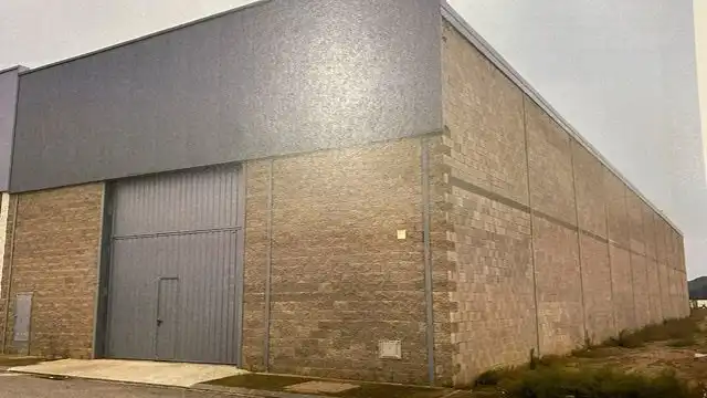 Industrial building to rent in Fraga