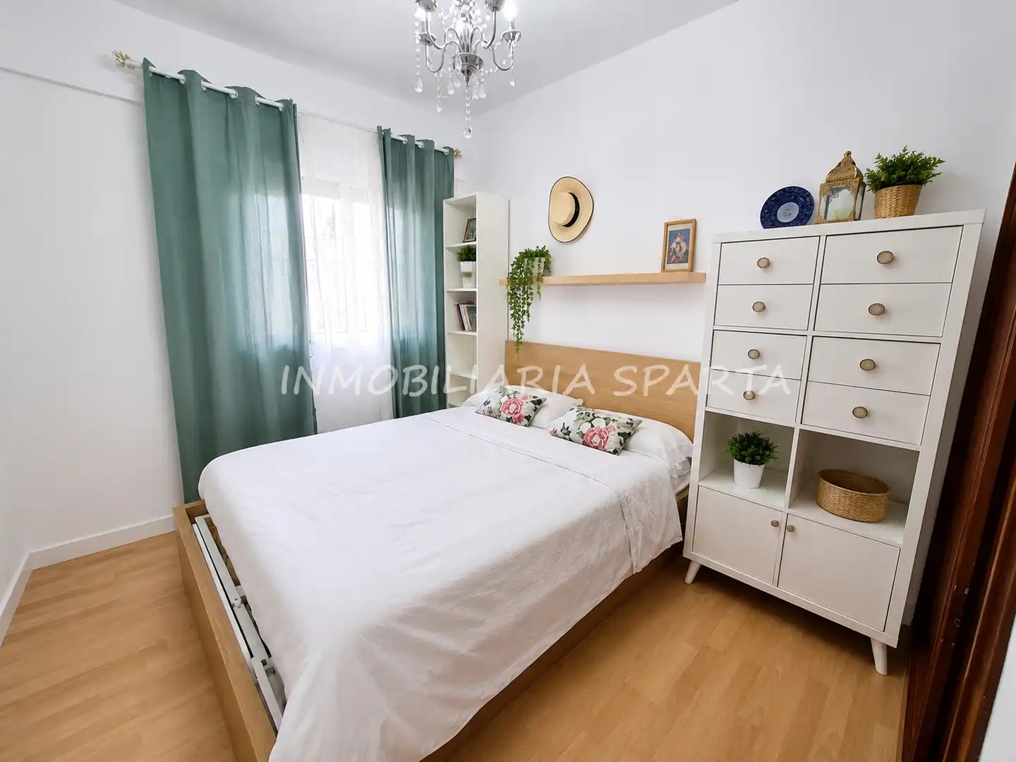 Dormitori de Casa adosada en venda en Santiponce amb Aire condicionat, Parquet i Terrassa