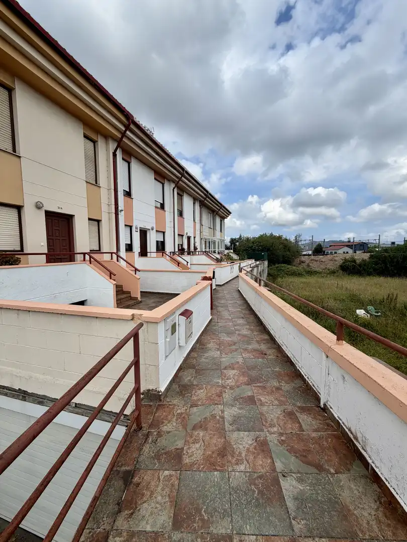 Außenansicht von Einfamilien-Reihenhaus zum Verkauf in Camargo mit Heizung, Privatgarten und Terrasse