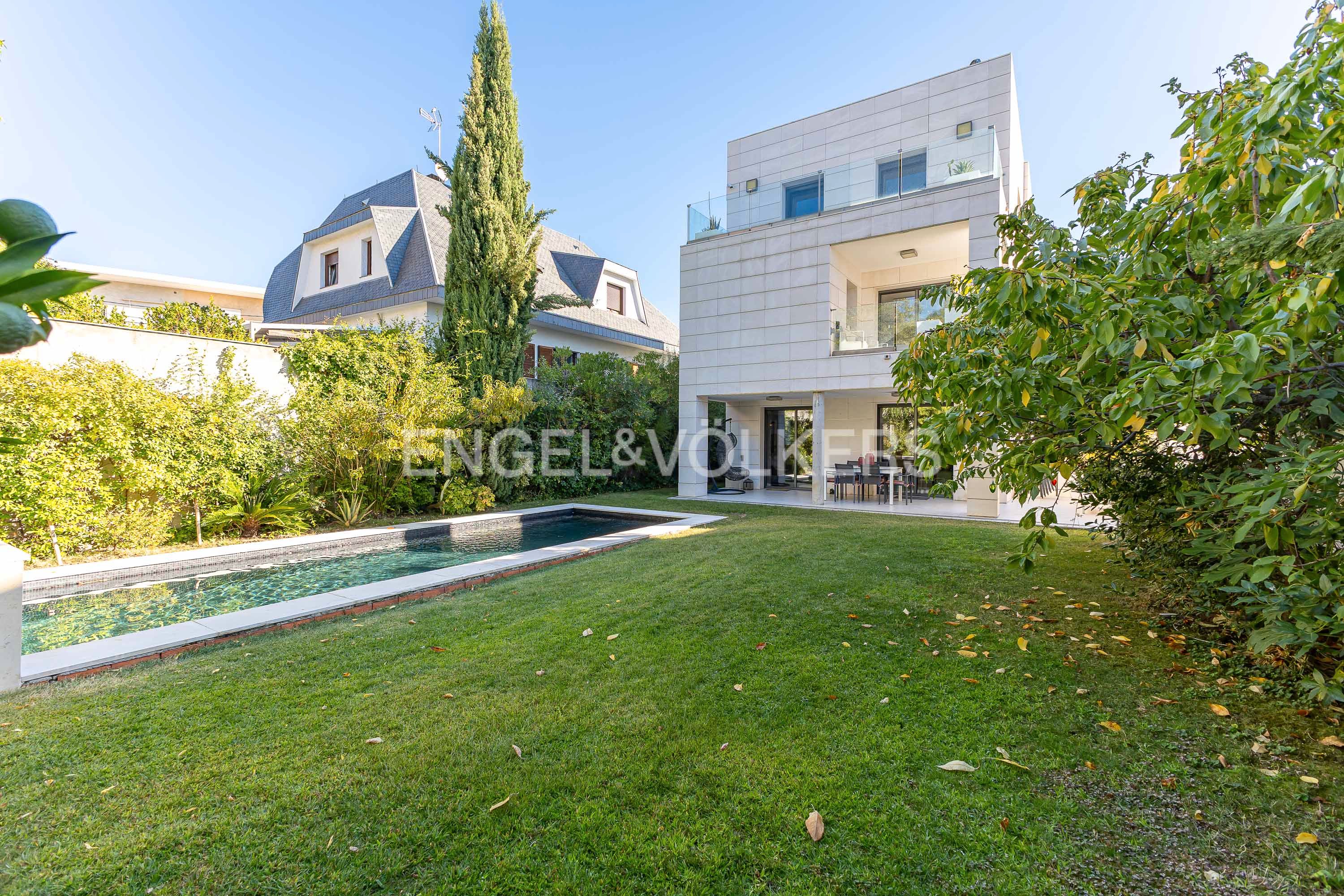 Vista exterior de Casa o xalet en venda en  Madrid Capital amb Aire condicionat, Calefacció i Jardí privat