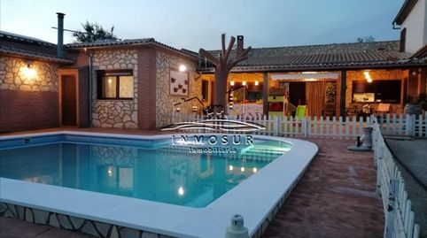 Chalet en zona la Torca. Cuenta con una superficie de parcela de 1050 m2. y una vivienda en tres plantas. La planta baja dispone d