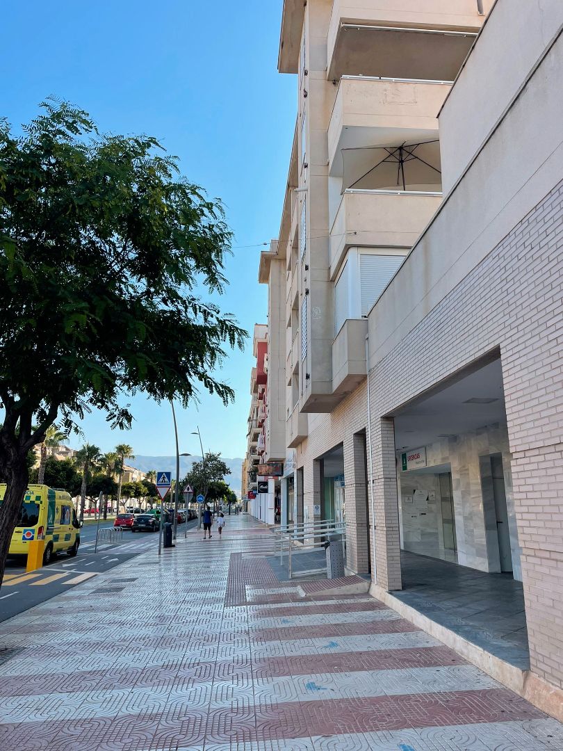 Vista exterior de Pis en venda en Roquetas de Mar amb Moblat i Piscina comunitària