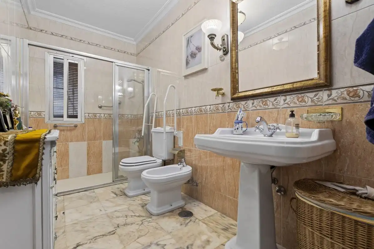 Badezimmer von Einfamilien-Reihenhaus zum Verkauf in Dos Hermanas mit Klimaanlage, Heizung und Terrasse