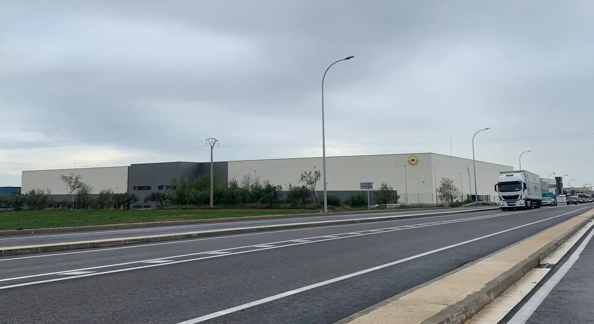 Außenansicht von Fabrikhallen zur Miete in Valls