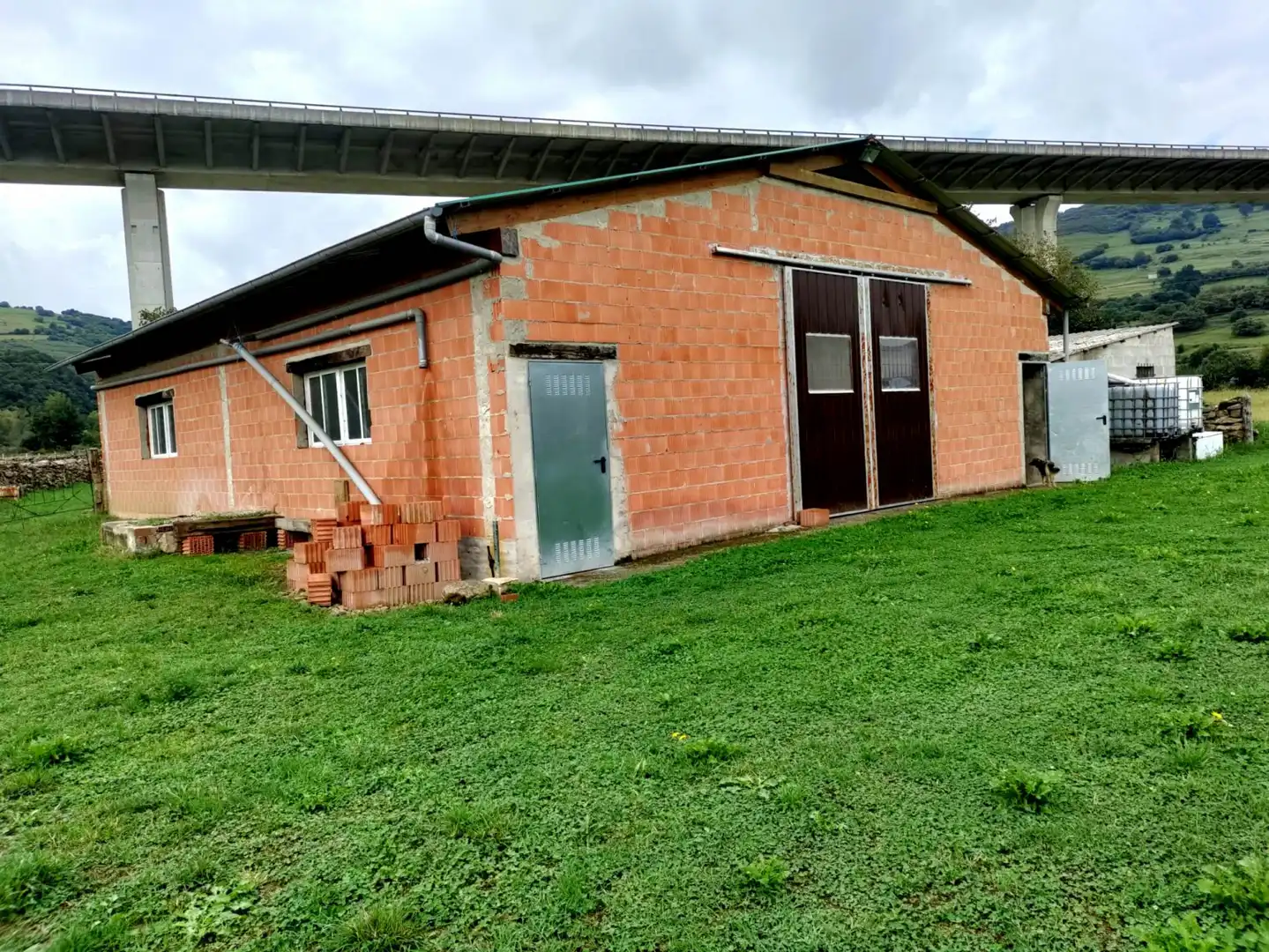 Vista exterior de Nave industrial en venta en Arenas de Iguña